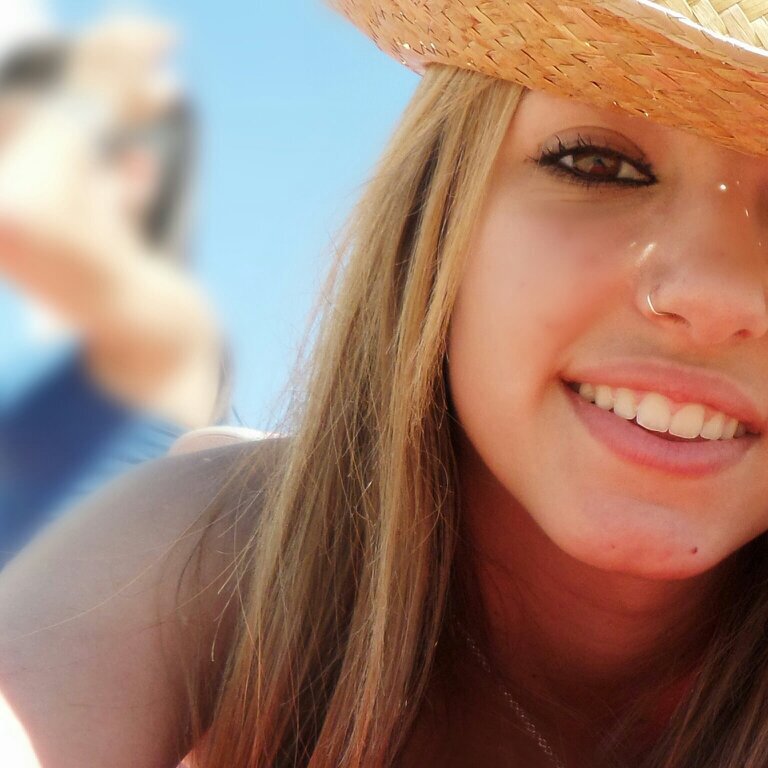 ElenaTenas's profile picture. Eravamo insieme, il resto del mondo ci siamo dimenticati