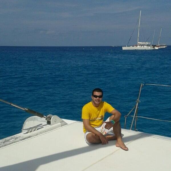 cagaleanoc's profile picture. Leer sin reflexionar es como comer sin digerir.-