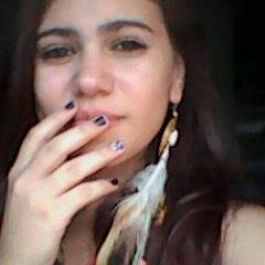 Não pense muito, não espere muito, não ame muito, porque tudo que é muito decepciona.