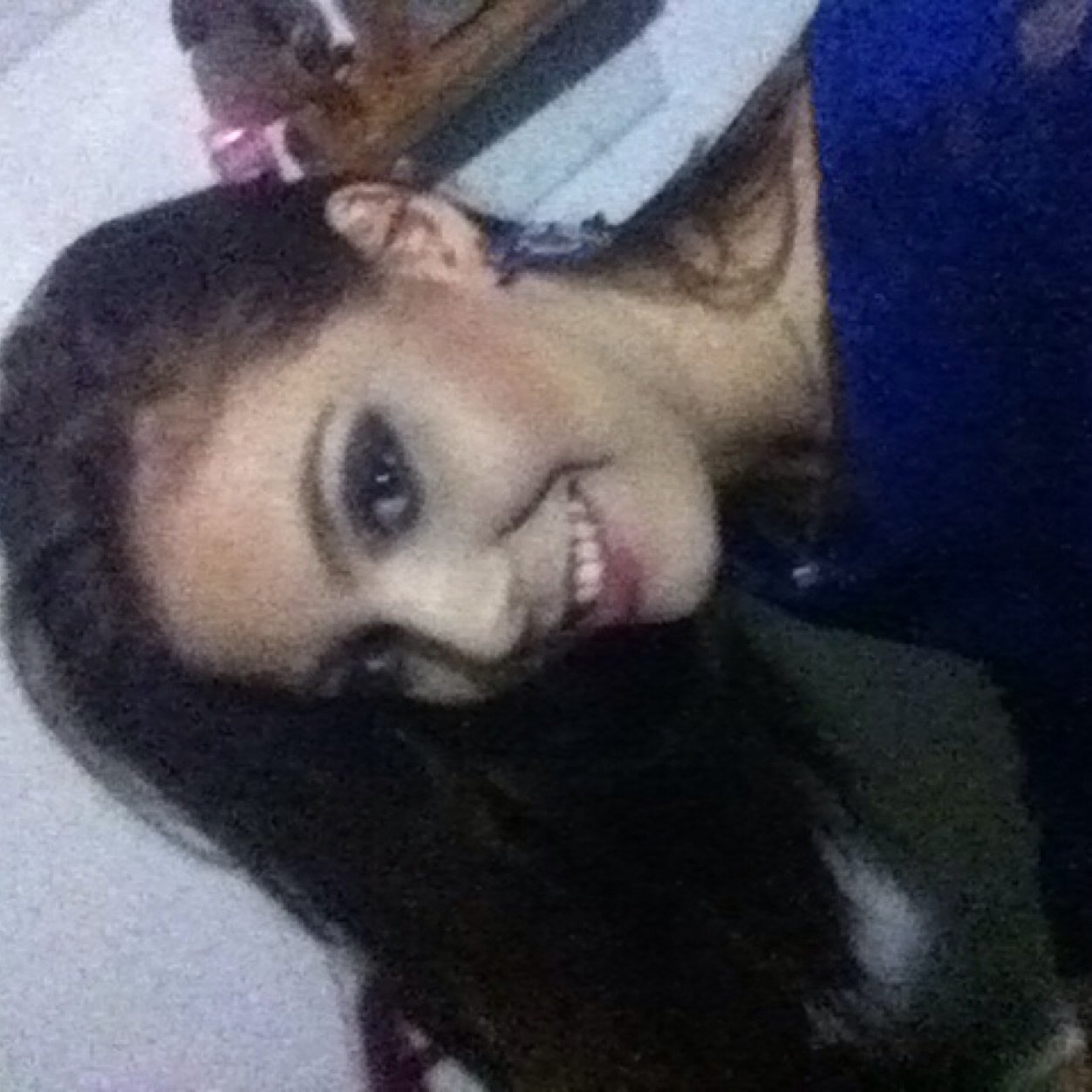 Um sorriso,um abraço apertado,uma música estar com quem eu gosto,rir até a barriga doer...São coisas simples,mas me fazem FELIZ =D