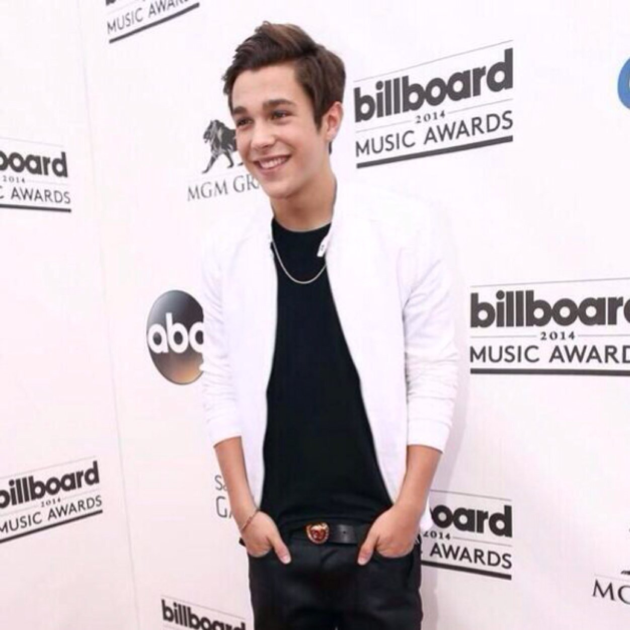 My mom warned me about drugs in the street but never the one with hazel eyes and a heart beat❤️

10/5/13 met my idol ♡ Austin followed 12/16/13☺️