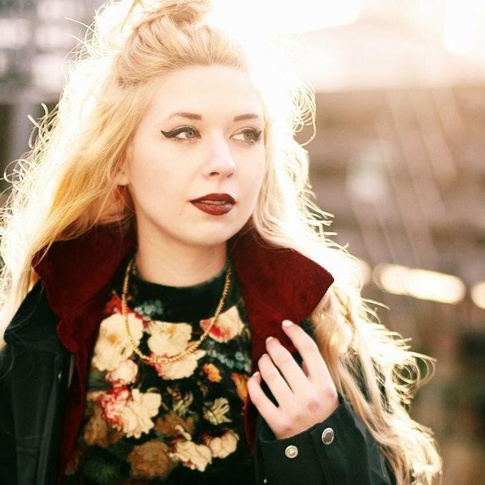 ❝T h e  p u r e  a n d  s i m p l e  t r u t h  i s  r a r e l y  p u r e  a n d  n e v e r  s i m p l e .❞   — I share a face with @AStubbornHeart.  [#Bi.]