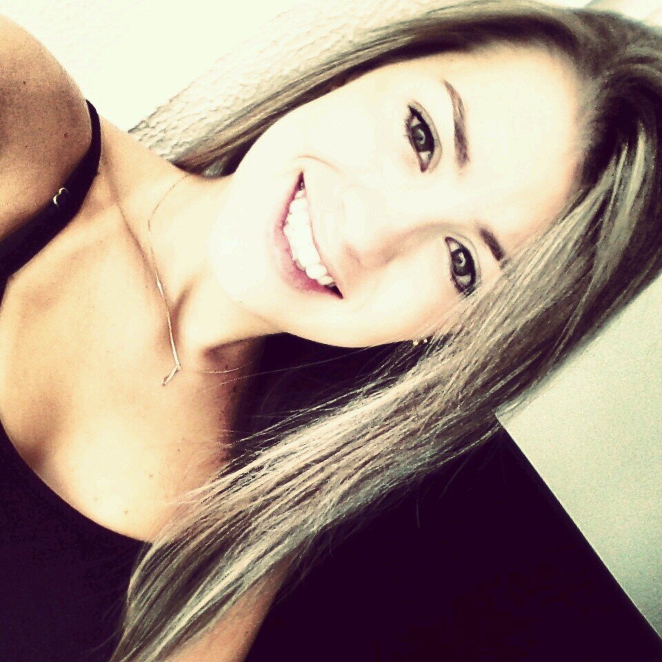 Cante. Dance. Beije. Ame. Odeie. Brigue. Grite. Sorria. Sinta! Mas com intensidade, feche os olhos, se jogue no infinito e não tenha medo das consequências . *