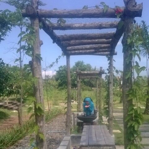 hamba Allah SWT, ummat Rosulullah SAW, hidup untuk berusaha bermanfaat bagi orang lain, karena hidup tanpa manfaat tidak akan ada artinya