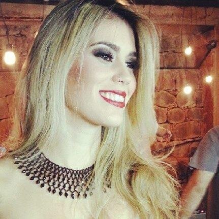 ☜AGNEŁA☞ Para todos q acham a Déia FODA conheça seu projeto SOLO Segue ae @deiacassali EX VOCALISTA da @AGNELAROCK  ☜AGNEŁA☞