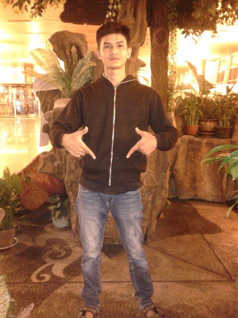 i love playing games,love play the guitars n hanging out with my frenz...just enjoy for our life as long as we can..