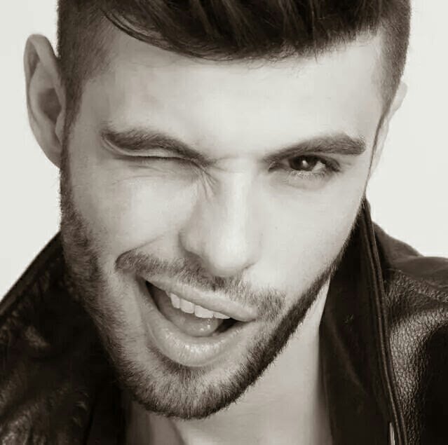 Non è facile parlare di sé, ma proverò. ...sono un tipo creativo, posato e pragmatico... amo la bellezza e la sensualità è una mia caratteristica.