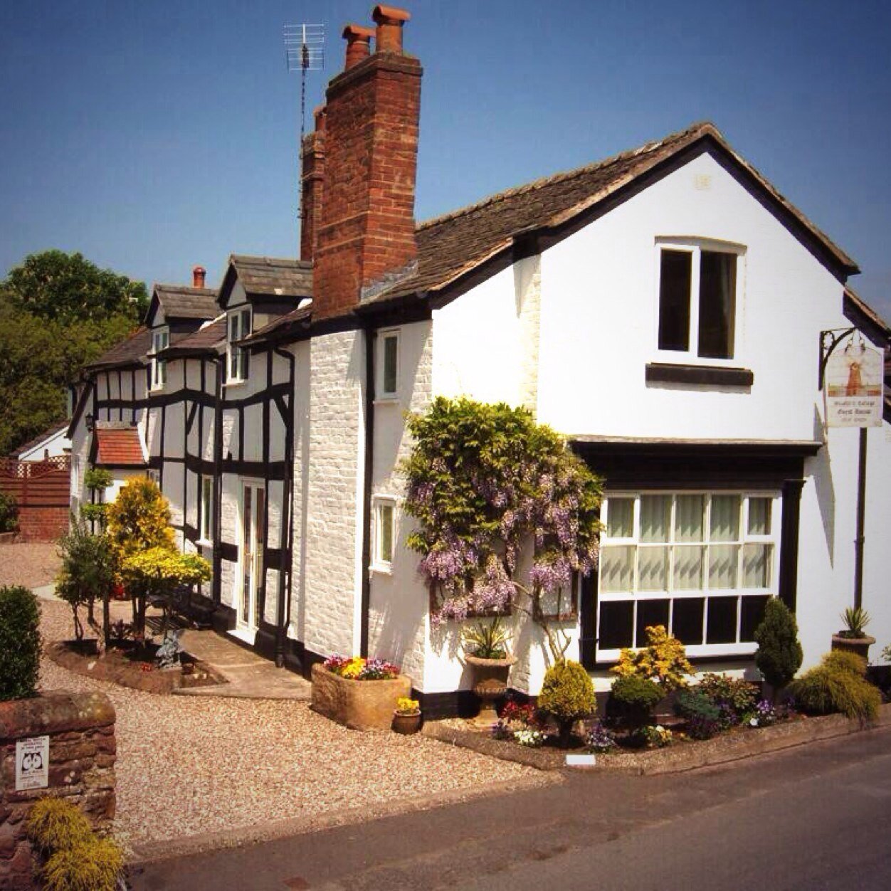 Set in beautiful countryside, just outside #Shrewsbury, our charming 17th Century Guesthouse is the perfect place for a relaxing stay. Free parking & Wi-Fi.