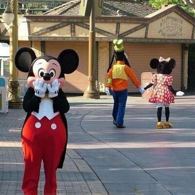 若旦那 ディズニーラブ 着ぐるみの中の人間は例外を除いてみんな女の子が入っている 着ぐるみのサイズはミッキーが基準になっているので ほとんどの着ぐるみは小さくなり 必然的に女の子が中に入る