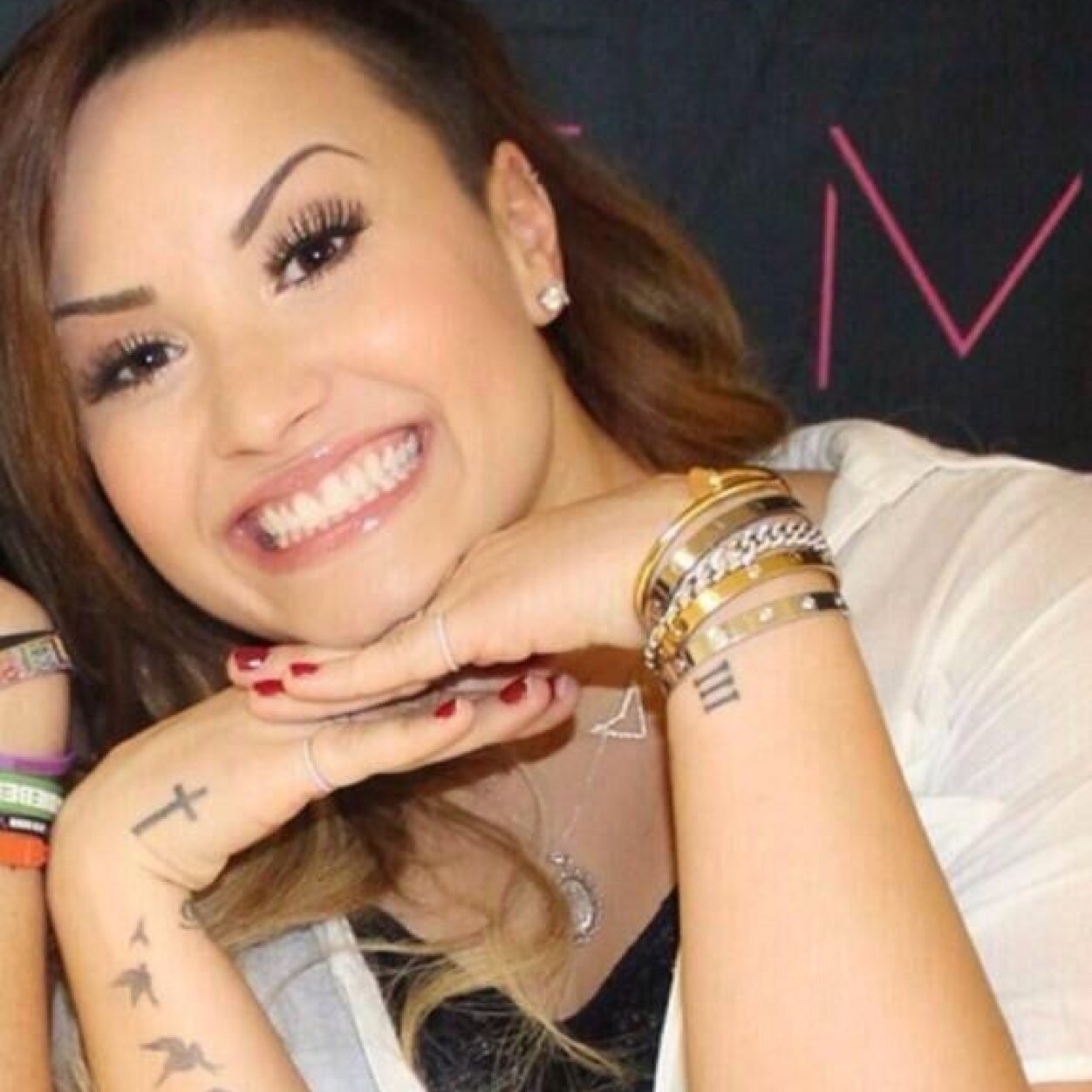 hiii please follow @ihonordemetria ilysm and ur beautiful! thank u lovely :)
