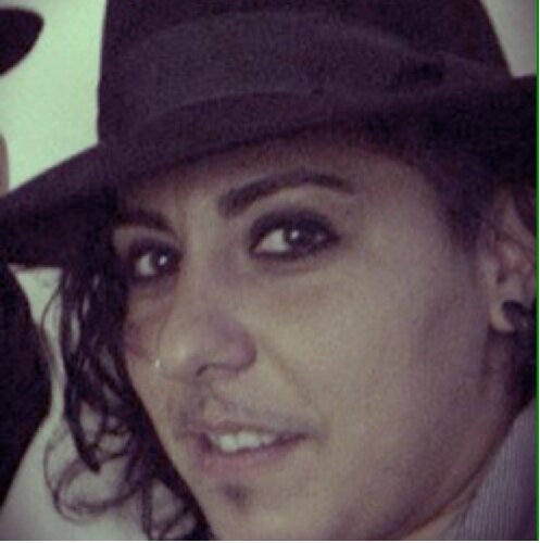 Yurtdışında yaşayan queer feminist, misogyny karşısında duran bir hatunun kuzeyden açtığı minik pencere.. LGBTI activist. Elektronik müzik. Writer @dguchris
