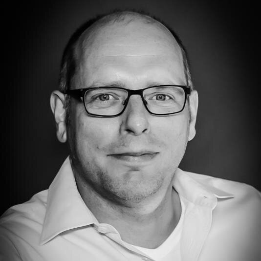 IT Consultant /Trainer, privépiloot, hardloper, motorrijder, lekker eten (maken) , muziek luisteren/maken en klusser.