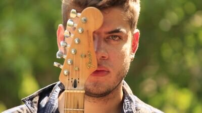 Musico ,Guitarrista, vivo por mis pasiones, es lo q realmente me hace feliz.