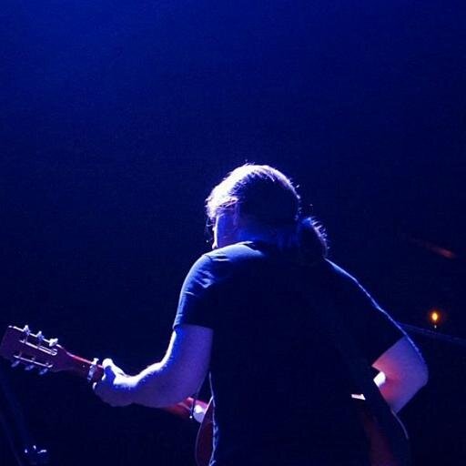 Sur scène, le marcheur sélénite délivre un rock intimiste et viscéral, entre la fable acoustique et le mensonge assumé. Un conteur, une guitare. Carpe diem