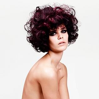 Estilista. Apasionada y dedicada a la moda, estética y peluquería.