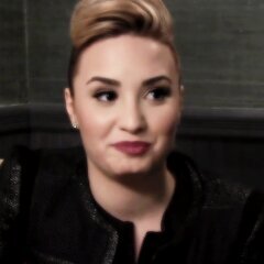 sigo lovatics porque o resto não merece meu follow