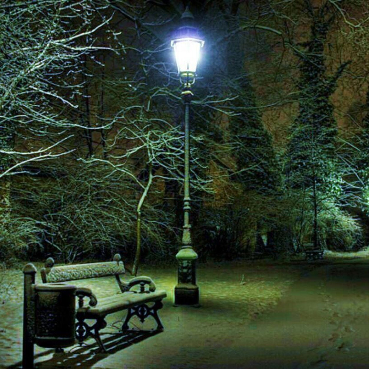 A33A27's profile picture. كلن له الله لو تخليت عني محدن يموت يا صاحبي قبل يومه .