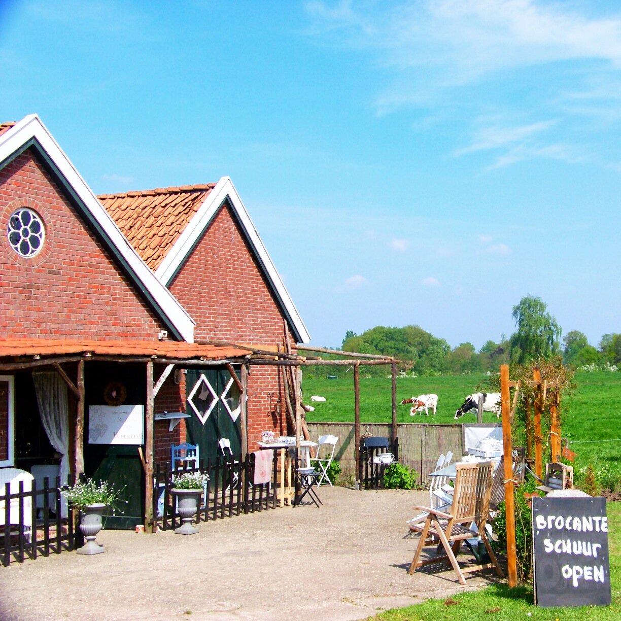 Brocante Schuur 'de Bröker' aan de Stemerdinkweg 4 in Winterswijk -Brinkheurne. Open op zaterdag van 12.00 tot 16.30 uur. In de zomermaanden ook koffie en thee!