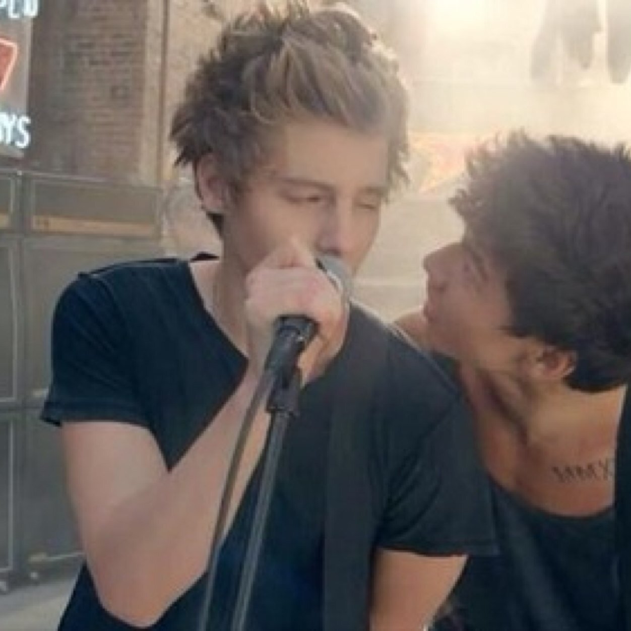 5sauceyimagines's profile picture. 5SOS makes my insides feel all jittery