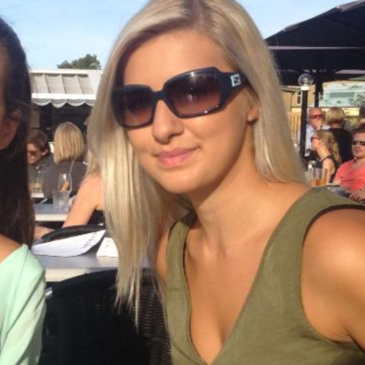 Feminist. 
Studerar till nationalekonom. 
Ledamot i Socialdemokratiska Handelsstudenter (SHS).