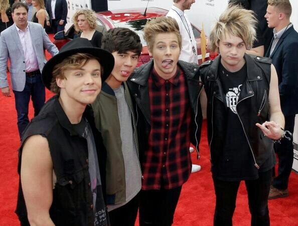 .5sosfam.5sosmis heroes.no desde siempre pero si para siempre.0/4.los sueños se cumplen.