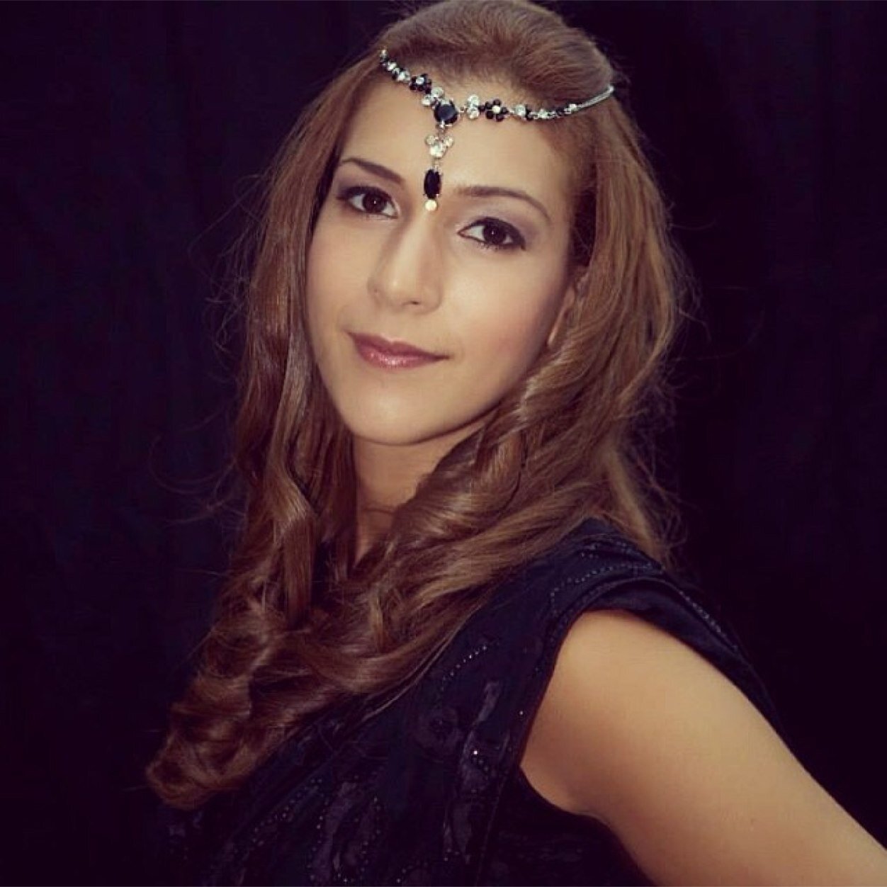 sukhishokarmua's profile picture. UK based freelance hair and makeup artist. 
Facebook- sukhishokarmua
Insta- sukhishokarmua