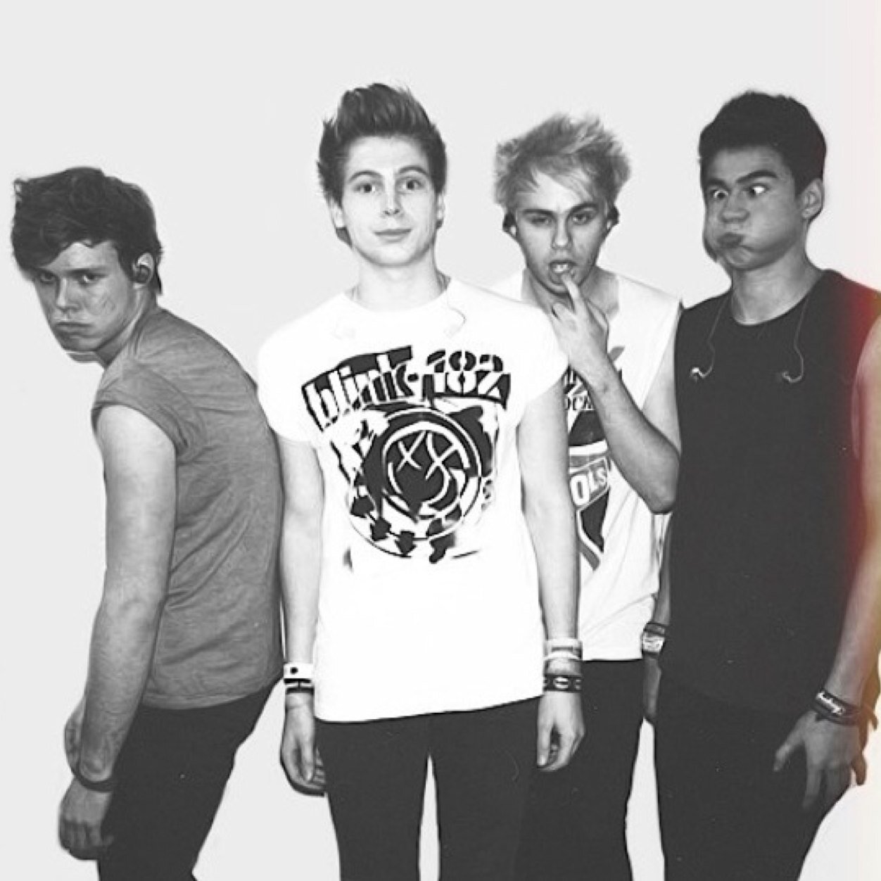Free follow de  {@onegirlmore5} sigueme en mi otra y pide follow back. ☺️❤️