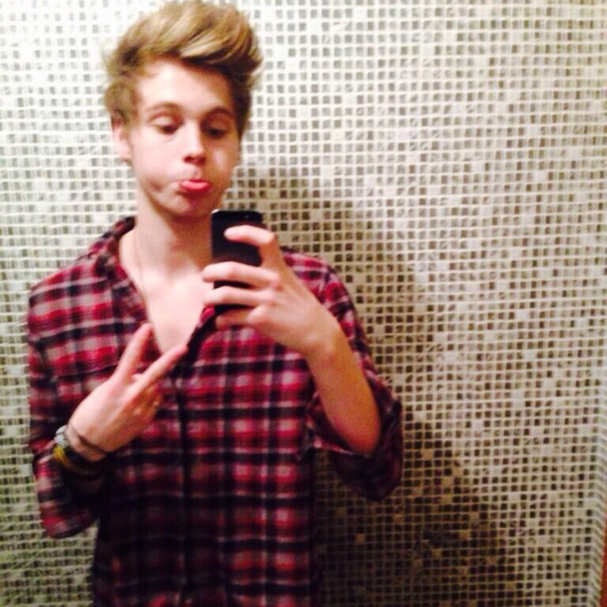 LHcmmo's profile picture. I'm in a band, we do weird shit sometimes.