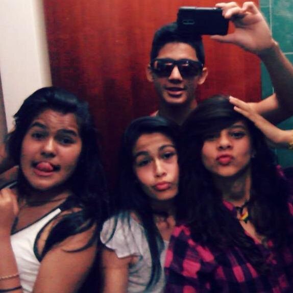 Holaa Cuje*-*Si Me Sigues Te Sigo33
Soy Una Persona Muy Divertida,Me Gusta Estar Con Mis Amigos,Soy Algo Odiosa Y Amo A Mi 20:3