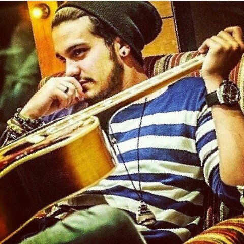Meu irmão só não voa pq a bunda pesa [] @luansantana        20/09/12
