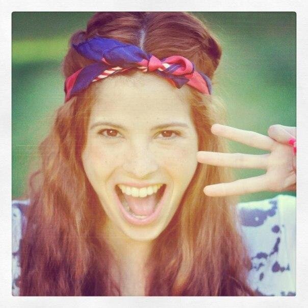 Actriz cantante, en este momento interpreto a Camila en #Violetta. Feliz de la vida giro por el mundo con Violetta en vivo!