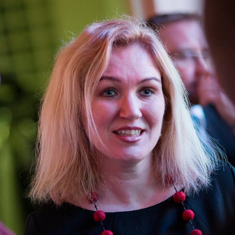 Politiikkaa seuraava, lenkkeilevä, veneilevä ja Vaasan seutua työkseen markkinoiva äiti.