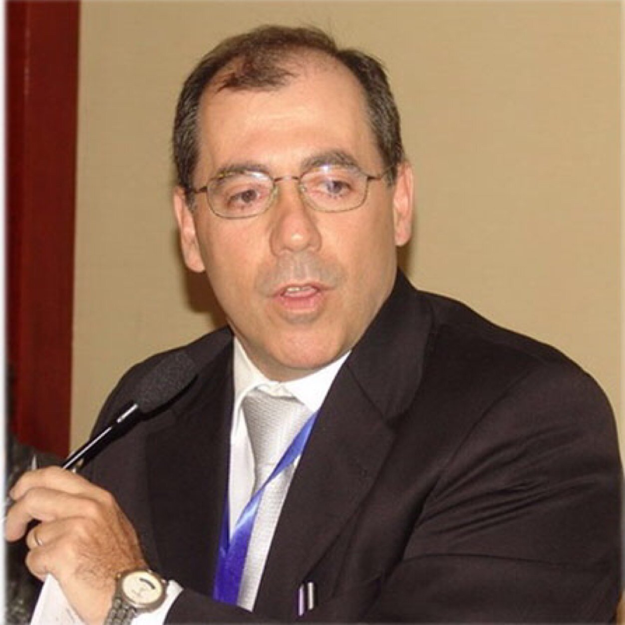 Professor Titular do Departamento de Neurologia da FMUSP. Responsável pelo Centro de Pesquisa em Neurorregeneração e Esclerose Lateral Amiotrófica