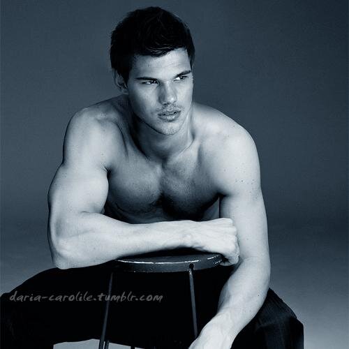 Are you a fan of Taylor Lautner??Then follow me for photos,news, IMAGINES etc! http://t.co/CnNmz0qJcm