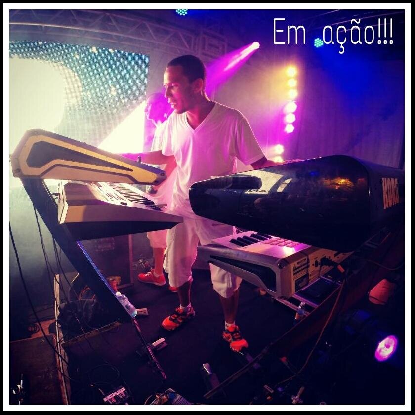 Vulgo Espirro: Músico multi-instrumentista, compositor, cantor, arranjador e o 'escambau'. Pai apaixonado!!!