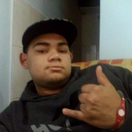 Eu gosto de futebol, de ir no cinema e de sair com meus amigos!!!