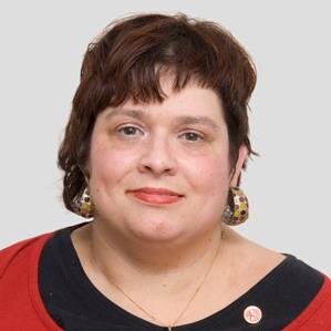 Moeder van Fabiënne, fractievoorzitter en gemeenteraadslid voor Sociaal Wijchen, voorzitter van wijkcentrum Ozo, lid SP, ambassadeur voor Ieder1gelijk.