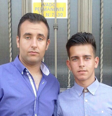 14 años,moreno,ojos azules,me gusta mucho el cachundeo,practico el futbol q es mi deporte favorito y soi betico y madridista:)