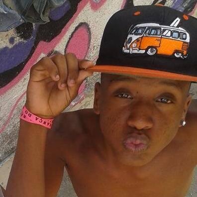 -' SEJA HUMILDE , POIS , ATÉ O SOL COM TODA SUA GRANDEZA
SE PÕE E DEIXA A LUAR BRILHAR ;)
