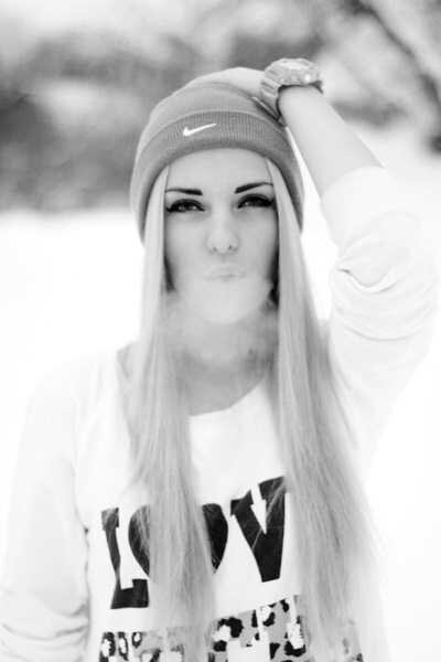 Hippie trying to find her way in life.