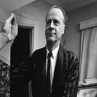 Marshall McLuhan anticipó el concepto de Aldea Global. Fue hace 50 años. Como hoy, tiempos convulsos, transgresores y regeneradores. Foto John Reeves.