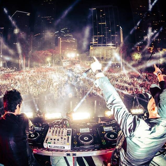 Dj , operador de radio , musicalizador, productor conductor del programa plus party