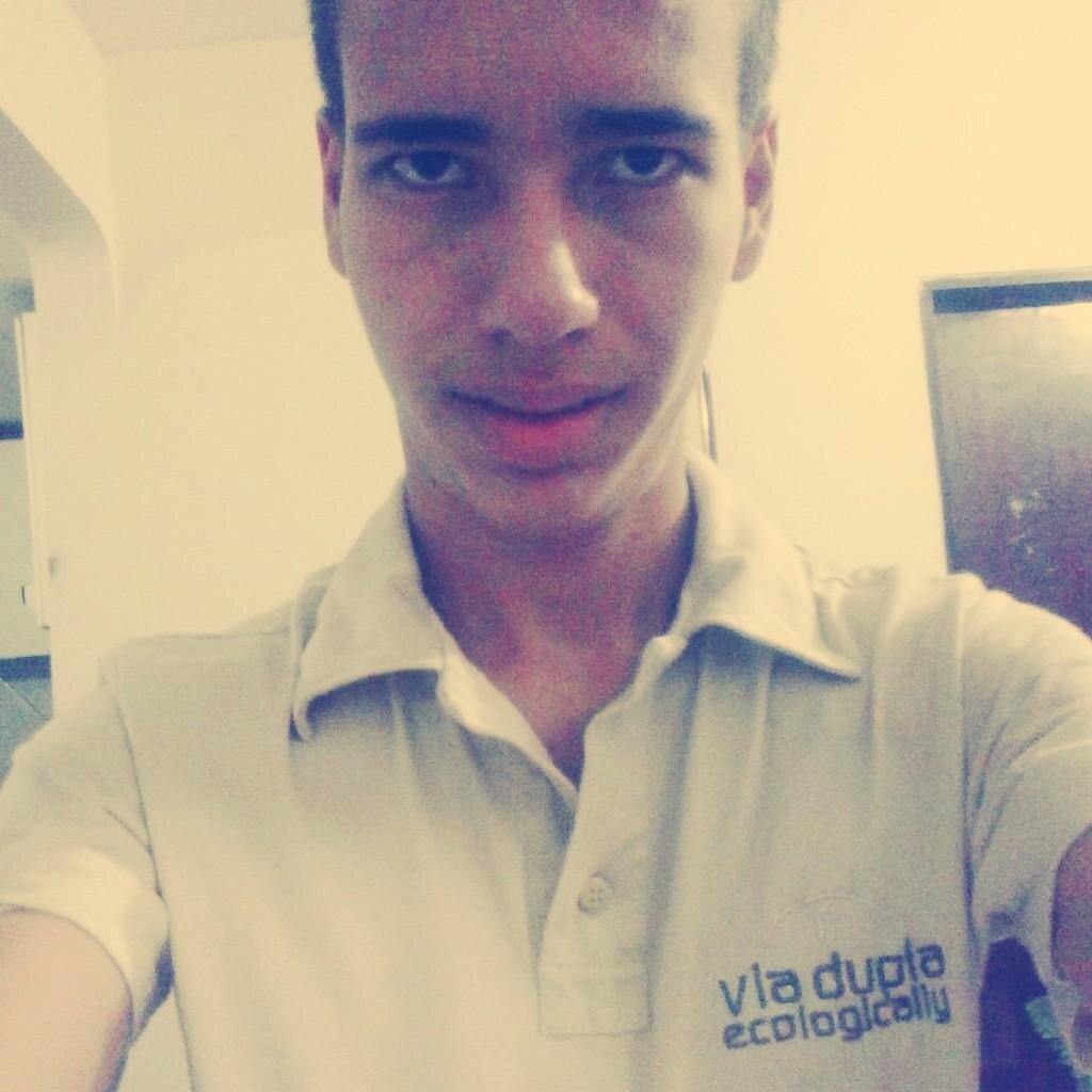 Eu contente, eu diferente, eu triste, mas sempre sorridente... Eu,sou assim...com meu simples jeito de ser vou vivendo!