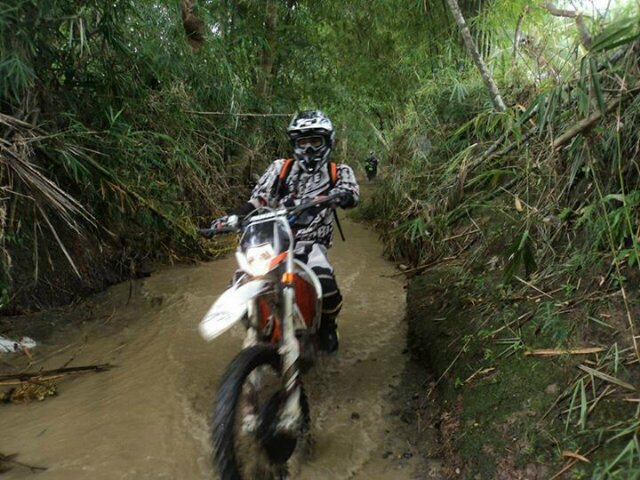 Munggah mudun..kiri kanan..miring..maju..mundur..tetap kudu gass..