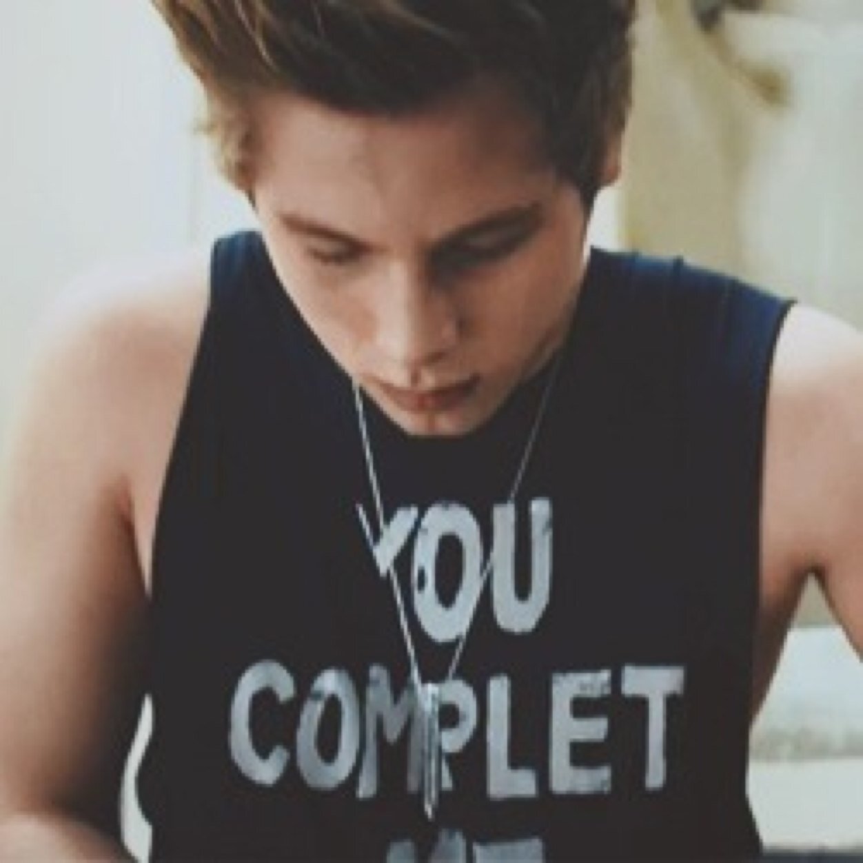 FREE FOLLOW FROM @_LUKXHEMMINGS PLEASE FOLLOW SHES TRYING TO GET 2.5k AND SHE LOVES YOU