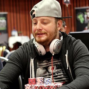 Alcoolique et joueur de poker, le gendre idéal.