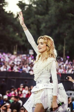 Soy la hermana de Violetta. Ame a la persona equivocada me deje llevar x los celos. Ludmila espero q todo se allá acabado aquí.          (Papel Violetta)