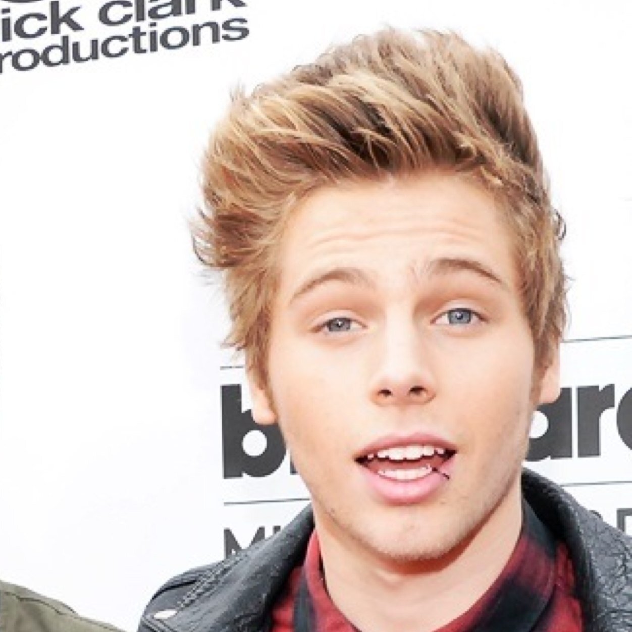 5SOS ARE LIFE MUKE IS MY FAV. BROMANCE OKEY FOLLOW @niallsmileh PLEASE :) X THANKS!!