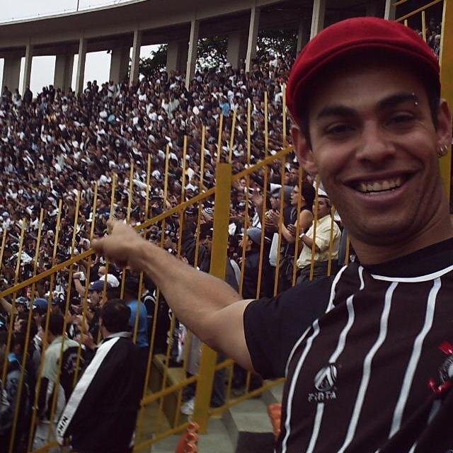 Sou um jovem sonhador que gostaria de viver uma vida heróica e tornar o mundo mais suportável à sua própria vista.