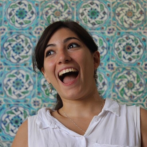 Multimedia artist, editor, and foodie. Mas uso twitter basicamente pra comentar carnaval do Rio.